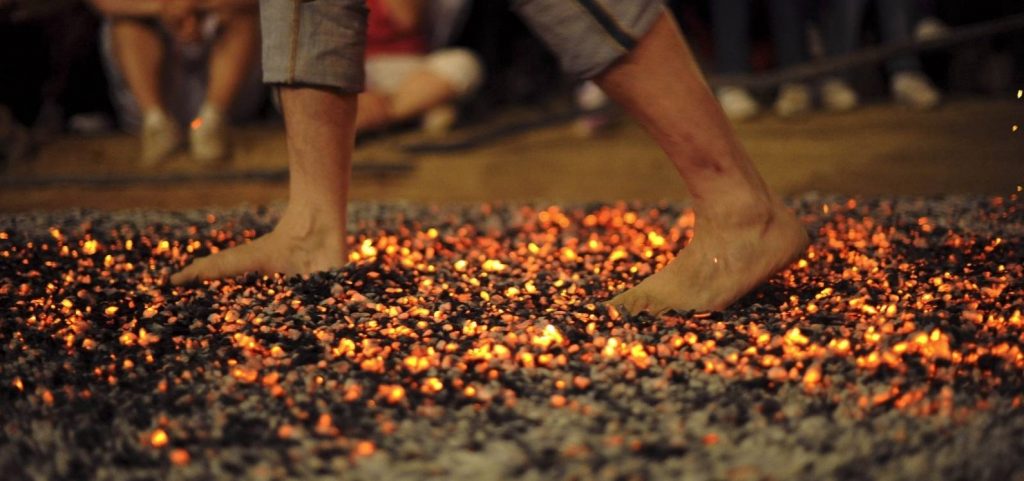 Pies descalzos sobre el fuego