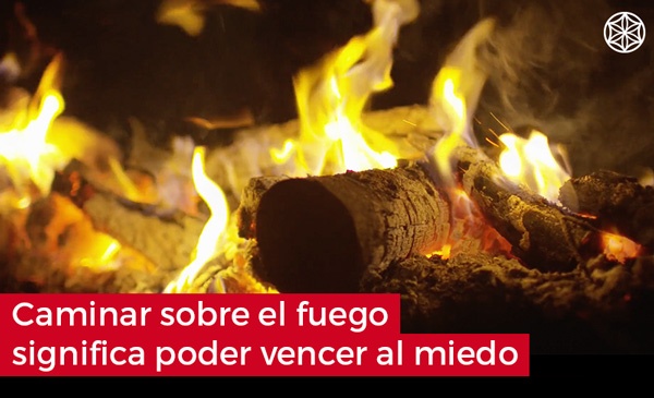 Firewalking caminar sobre fuego significa poder vencer el miedo